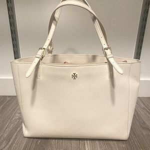 Rarely used Tory Burch bag. Great for all seasons. Classic TB staple!